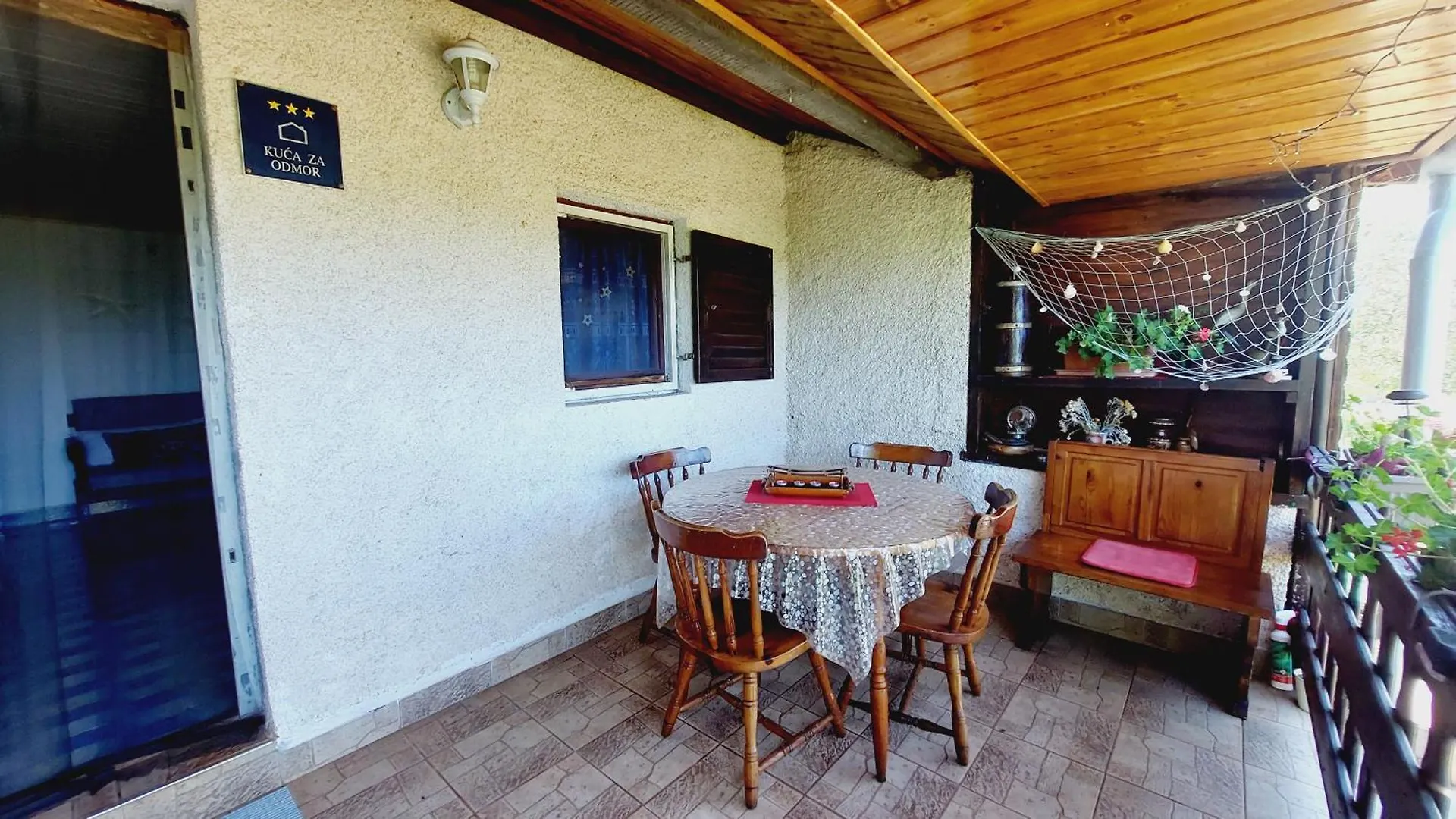 Holiday House Πούλα 0*,